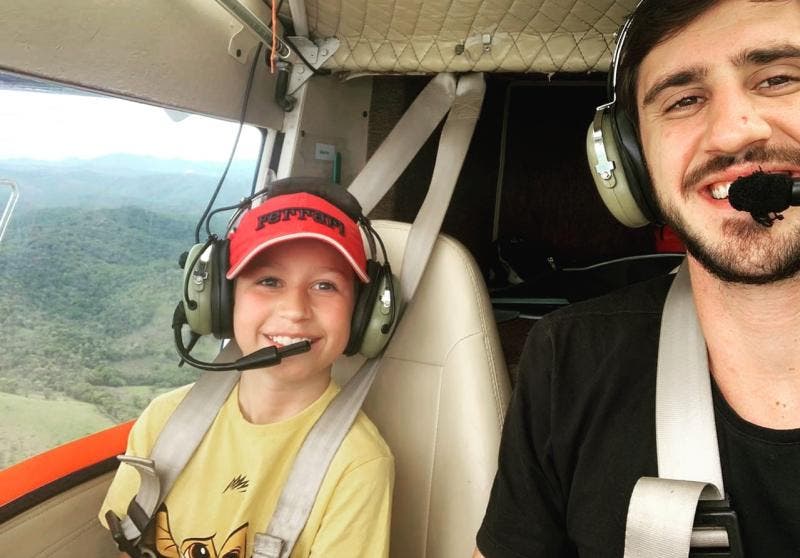 Menino teve o pedido de voar realizado por uma escola de aviação