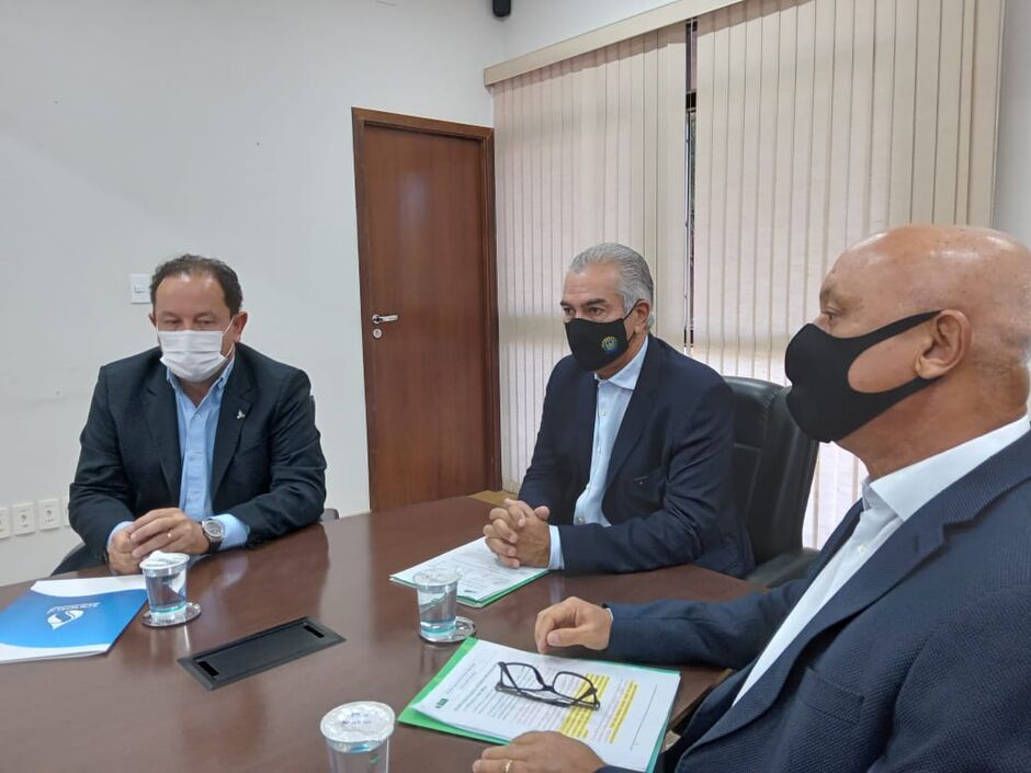 Presidente da Sanesul Walter Carneiro, governador Reinaldo Azambuja e diretor da Agems Carlos Alberto de Assis