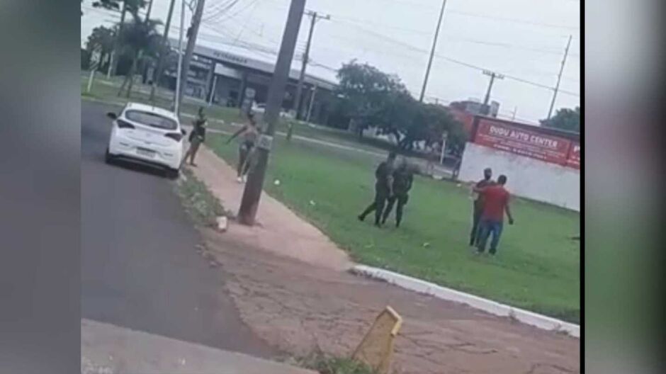 Agressão ocorreu em frente a um quartel da cidade