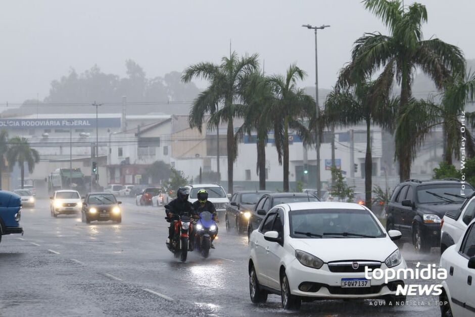 Chuva não aparenta dar trégua no fim de tarde