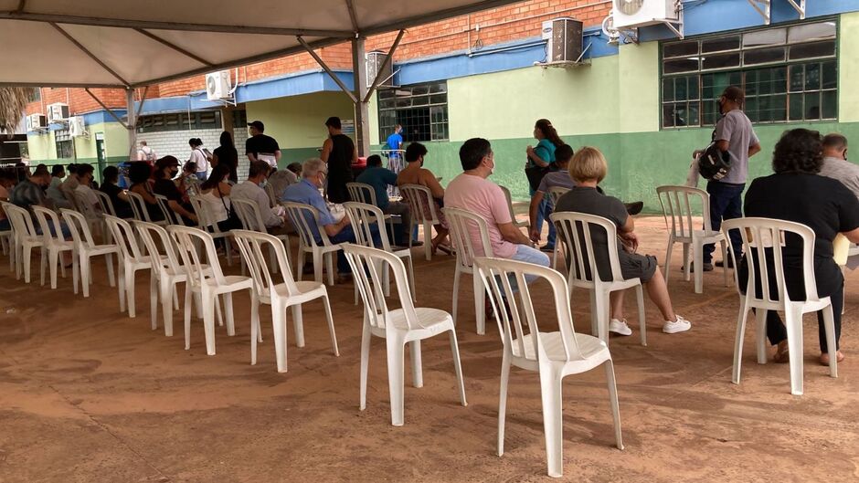 Fila para aguardar entrada no local ultrapassa horas