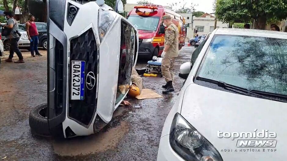 Veículo ficou com as rodas para o ar