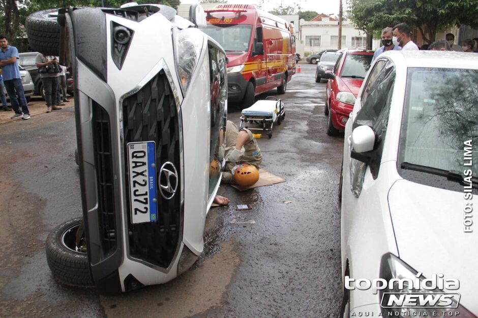 Veículo ficou com as rodas para o ar