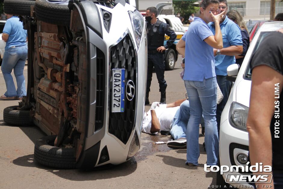 Veículo ficou com as rodas para o ar