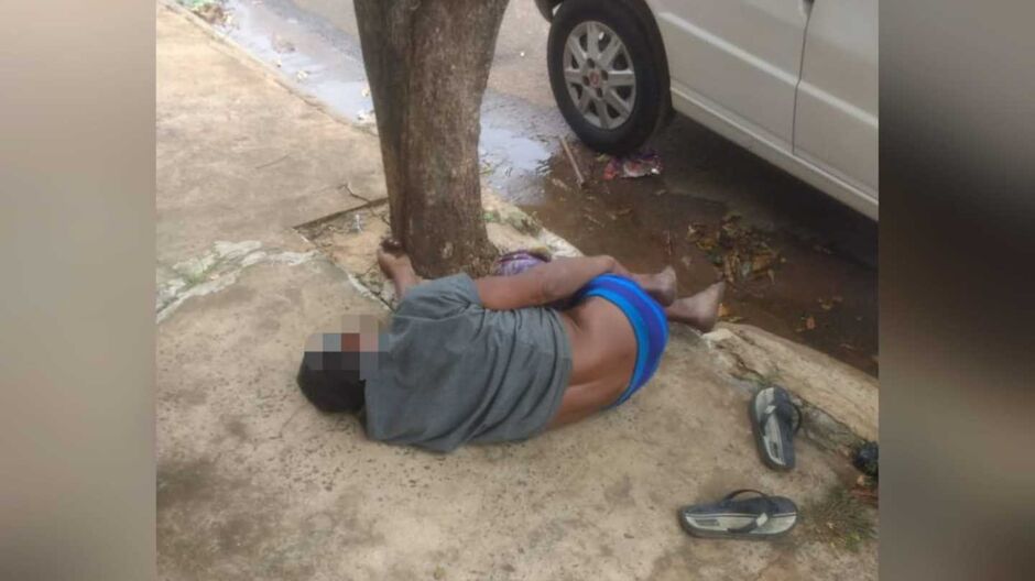 Idoso ficou caído em uma calçada em frente à Unidade de Saúde