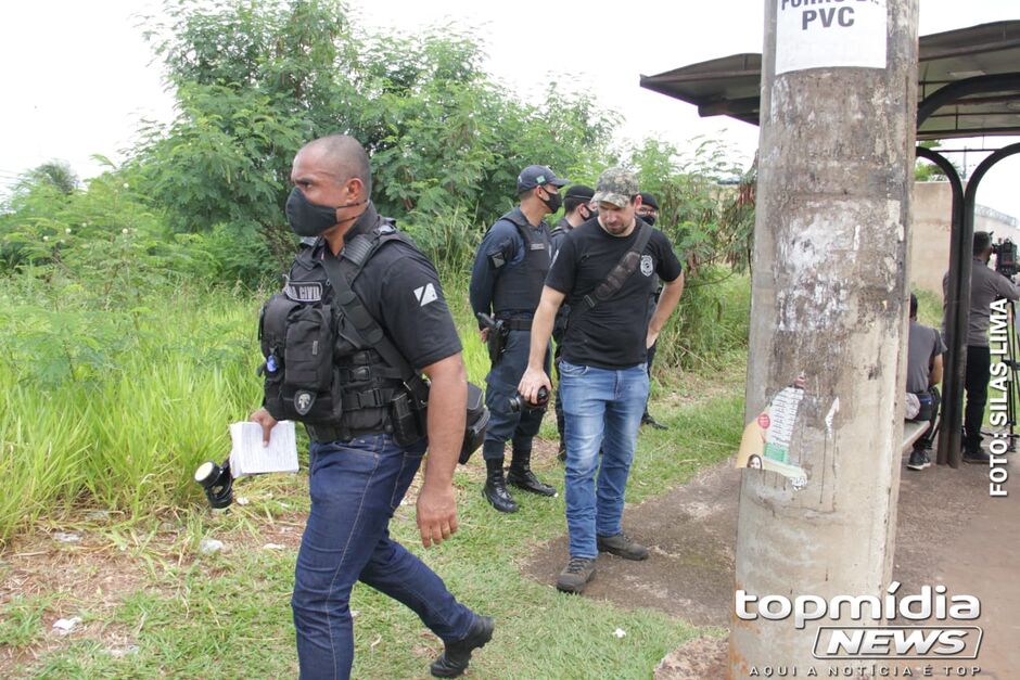 A perícia está no local para examinar o corpo