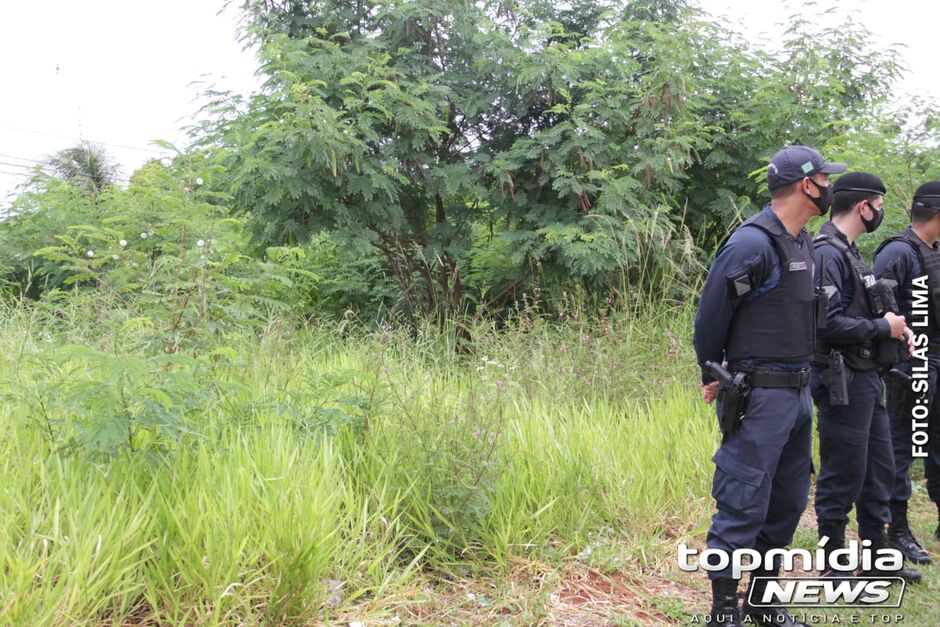 A perícia está no local para examinar o corpo