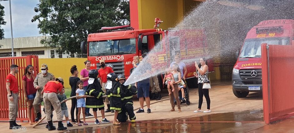 Crianças fizeram uma visita no quartel do Corpo de Bombeiros