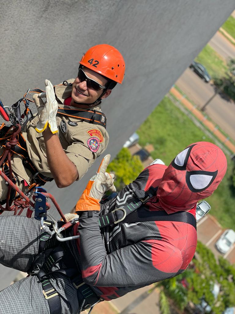 Super-heróis escalam hospitais para surpreender crianças em MS