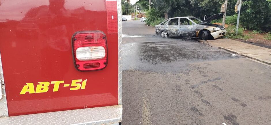 Motorista atropela lixeira e carro pega fogo em Campo Grande