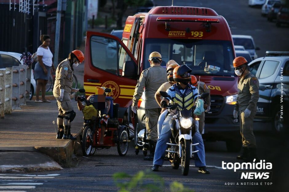 O homem foi contido e resgatado pelo Corpo de Bombeiros