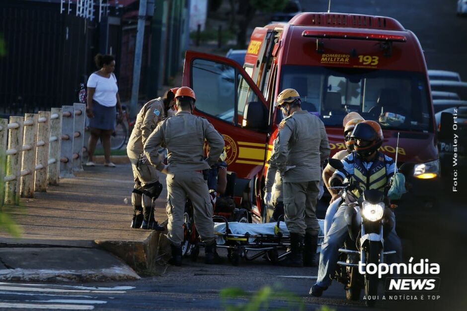 O homem foi contido e resgatado pelo Corpo de Bombeiros