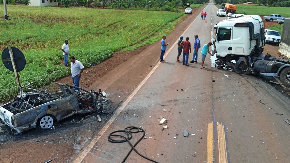 O Corpo de Bombeiros foi acionado e ao chegar no local, encontrou o carro em chamas