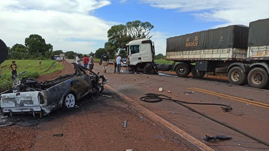 Carro pegou fogo e explodiu após acidente