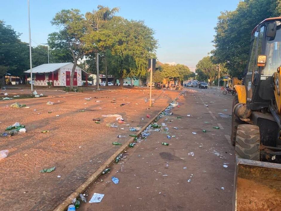 Local amanheceu coberto de lixo na manhã deste sábado