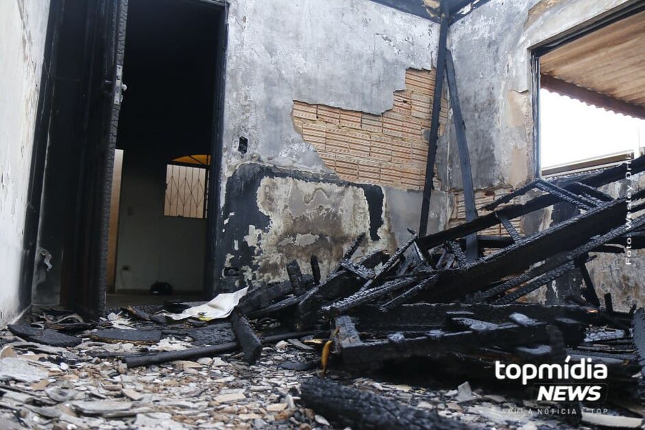 Chamas destruíram o imóvel no sábado