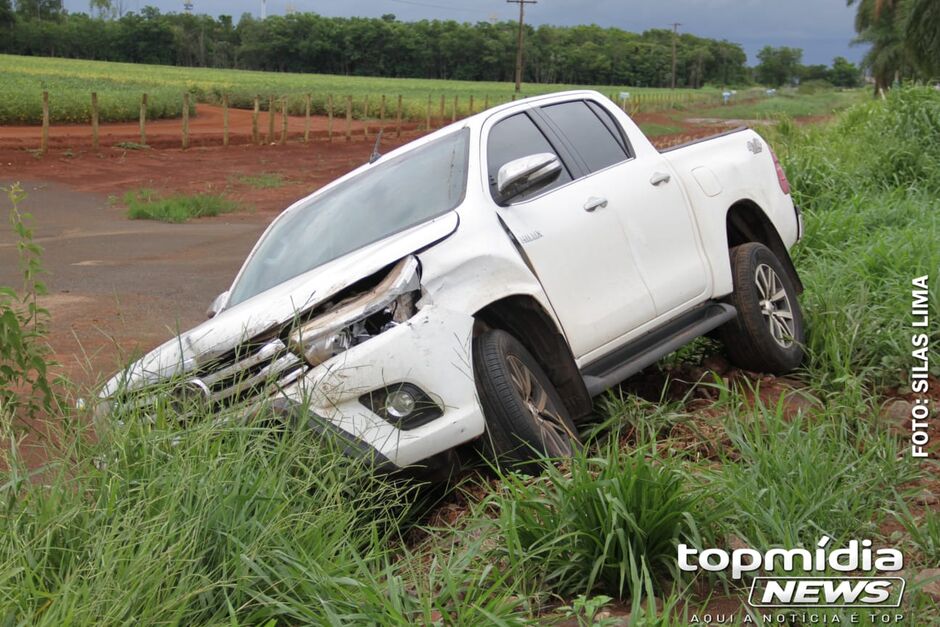 Carro de idosa quase caiu em barranco