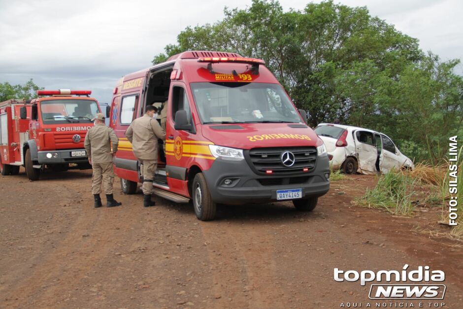 Carro de idosa quase caiu em barranco