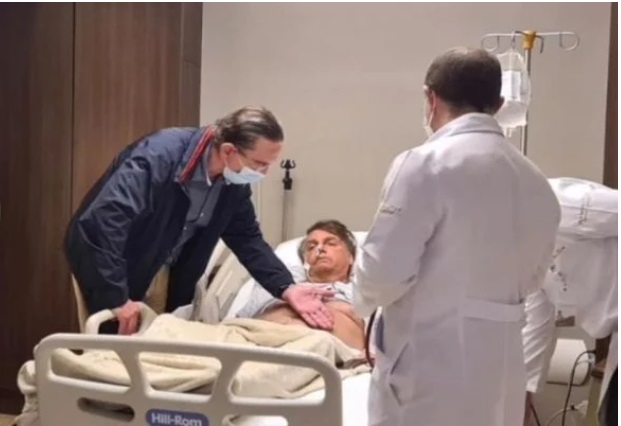 Bolsonaro continua internado