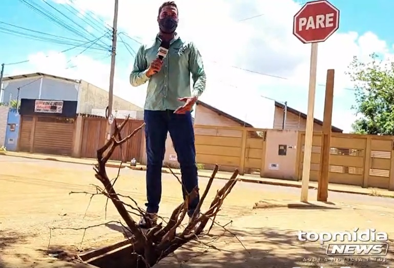 Moradora diz que moto já caiu no buraco
