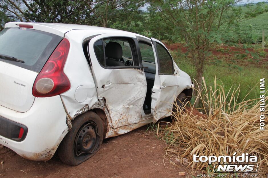 Carro de idosa quase caiu em barranco