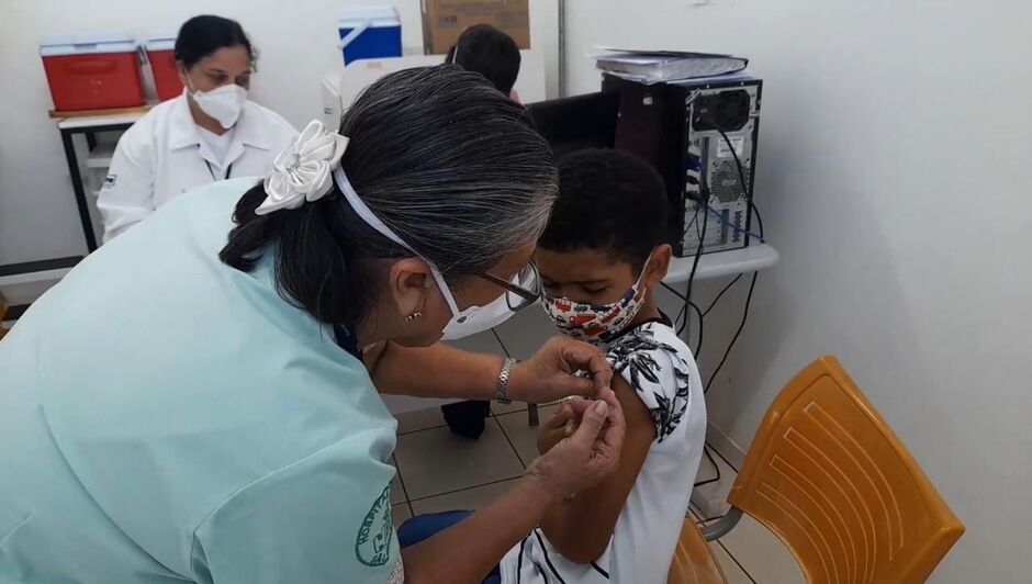 Eduardo sendo vacinado na UBSF São Benedito