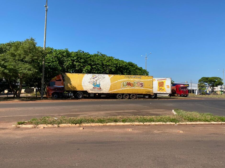 Mais de 40 caminhões aguardam na fila a liberação na aduana da Receita Federal de Ponta Porã