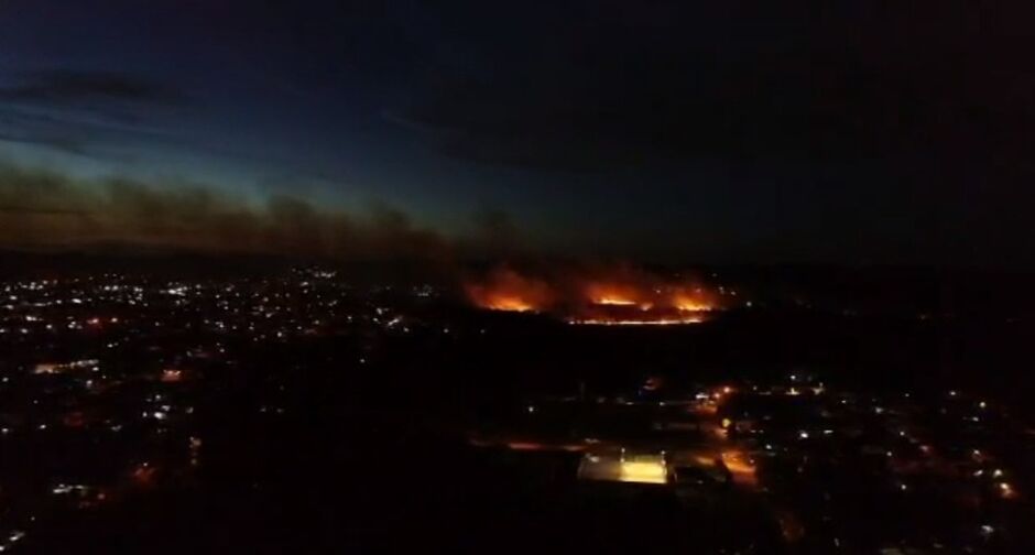 Incêndio chegou bem próximo de residências e pousadas da região