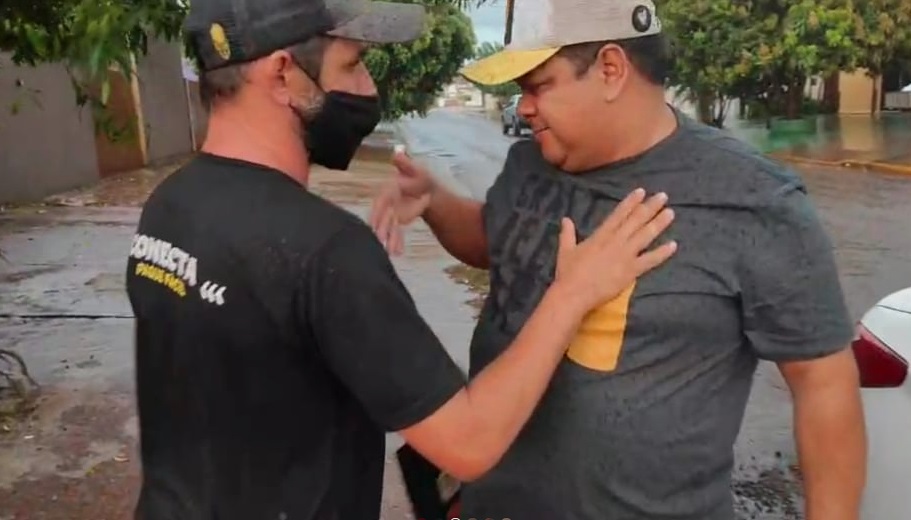 Empresário se emocionou ao ver dinheiro de volta