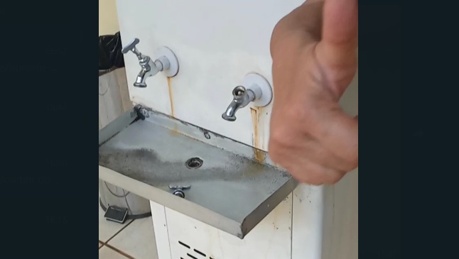 Paciente vê falta de médico e água em UPA
