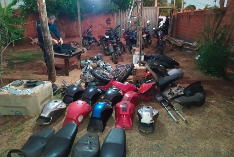 Depósito escondia motos furtadas na Capital