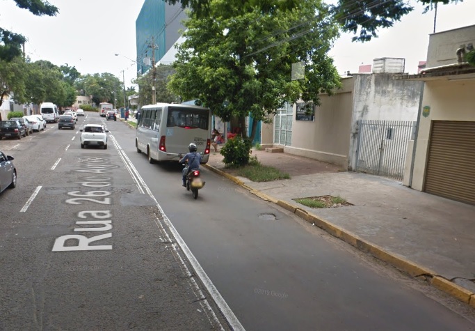 A vítima caminhava rumo ao ponto de ônibus, quando foi abordada
