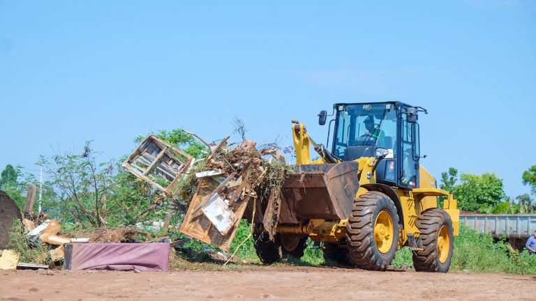 Prefeitura vai limpar terrenos e pede que moradores denunciem descarte irregular
