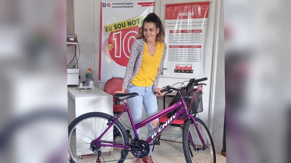Autoescola presenteou a aluna com uma bicicleta novinha