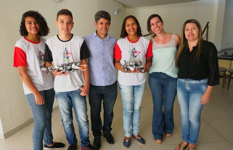 Rinaldo esteve presente na entrega de kits para alunos