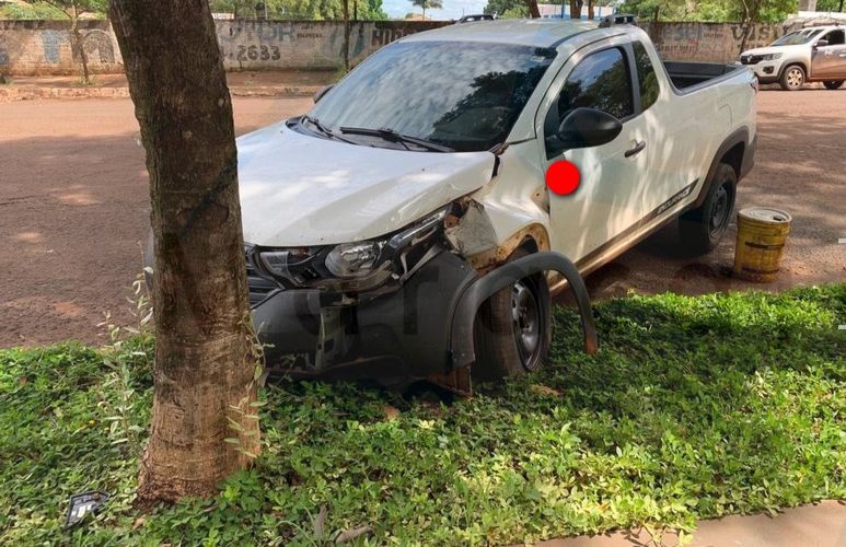Veículo ficou com a frente bastante danificada