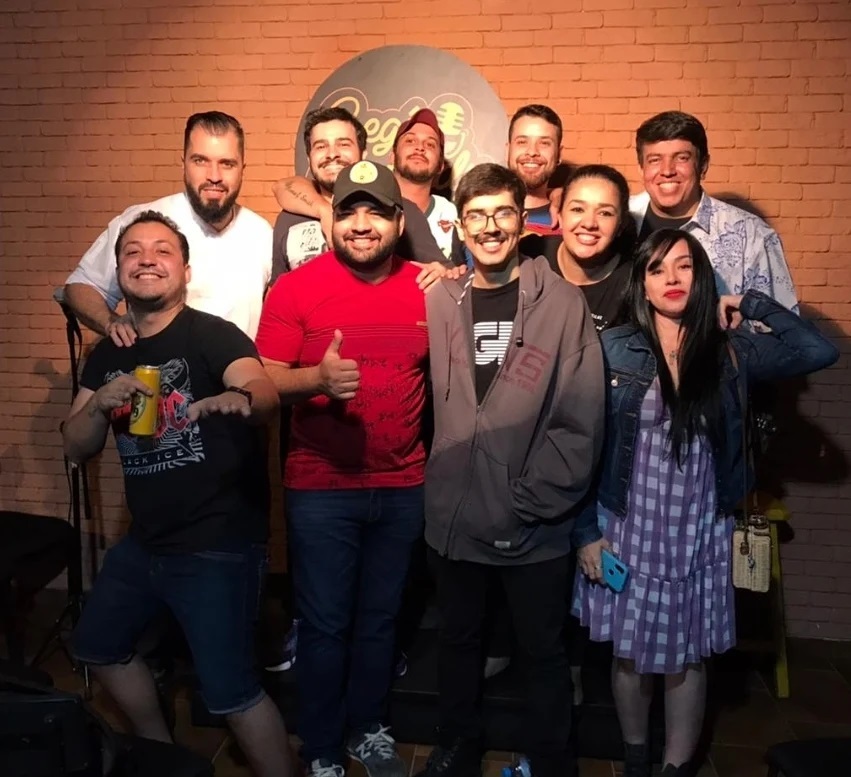 Fred inova com piadas da cidade e bar vem ganhando público