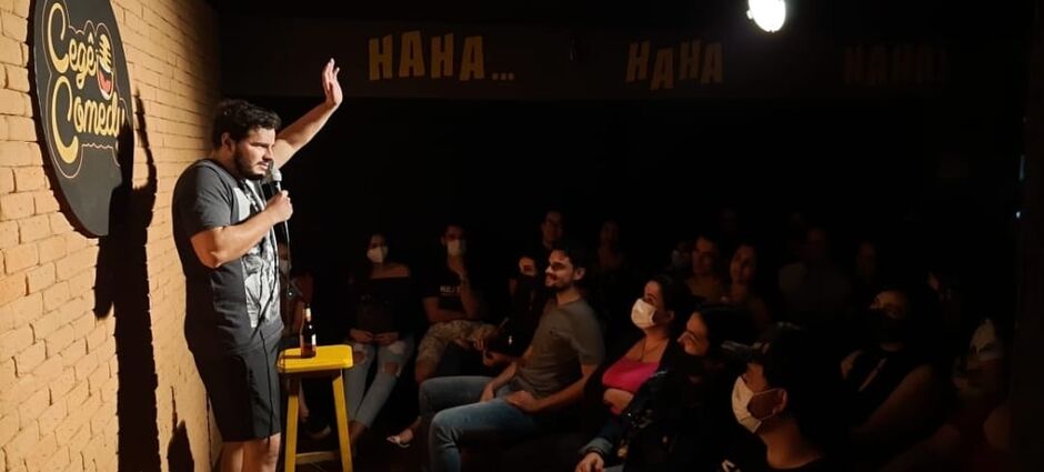 Fred inova com piadas da cidade e bar vem ganhando público