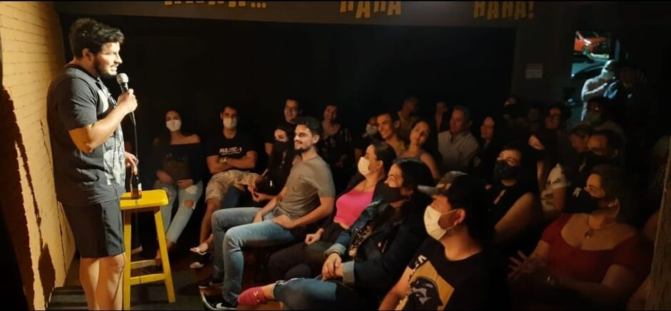 Fred inova com piadas da cidade e bar vem ganhando público