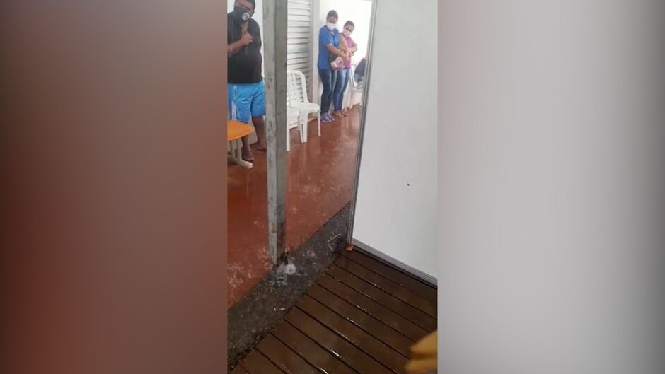 Pacientes tentam se esconder da chuva