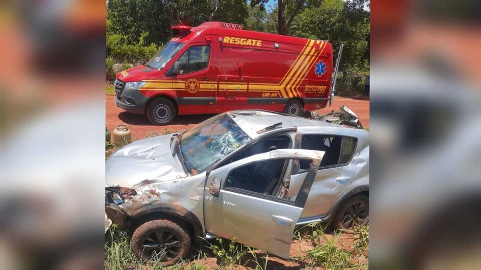 Veículo ficou bastante destruído após capotar na estrada