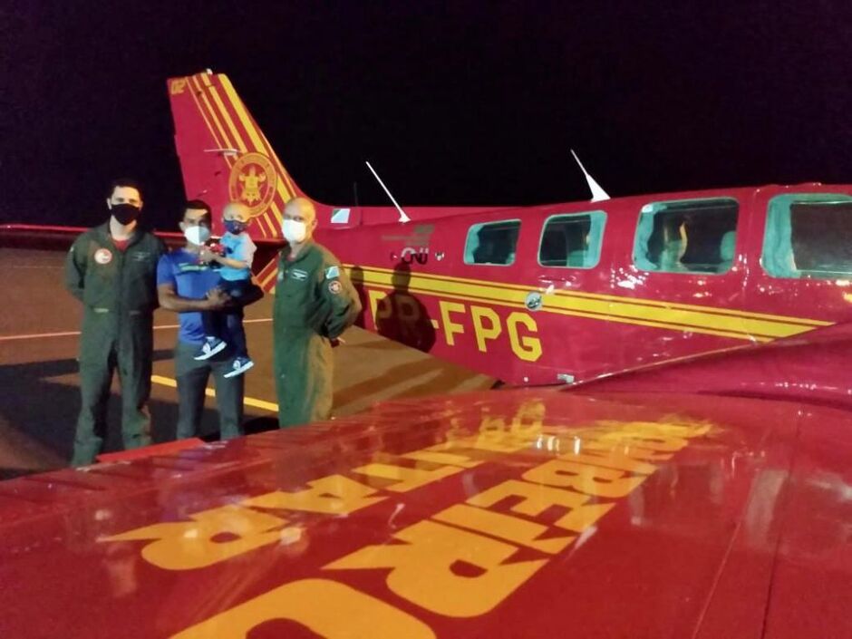O pai Edson e Kadmiel viajaram para Barretos com o apoio do Corpo de Bombeiros