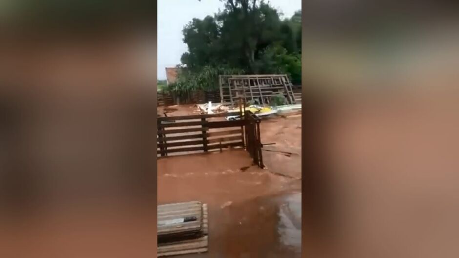 Chuva praticamente entra na casa do morador