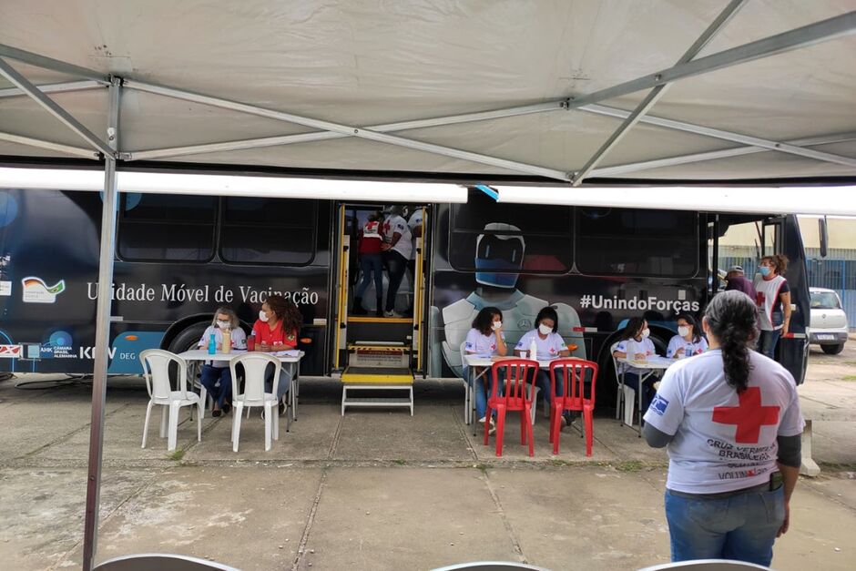 Ônibus da Cruz Vermelha vacina contra a covid-19