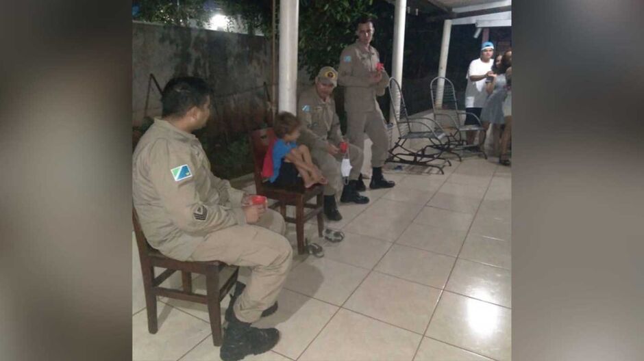 Militares apareceram de surpresa na festa do garoto