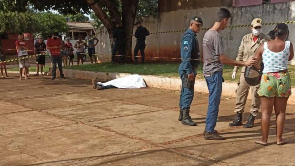 Jovem foi morto na praça da cidade