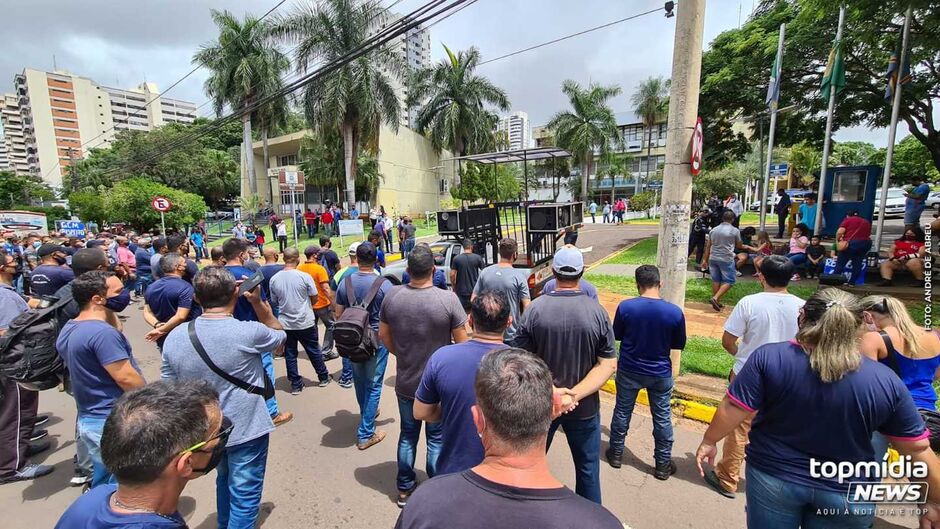 Dezenas de servidores protestaram em frente a Prefeitura de Campo Grande