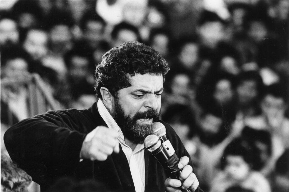 Ex-presidente Lula discursando duranta campanha em 1989