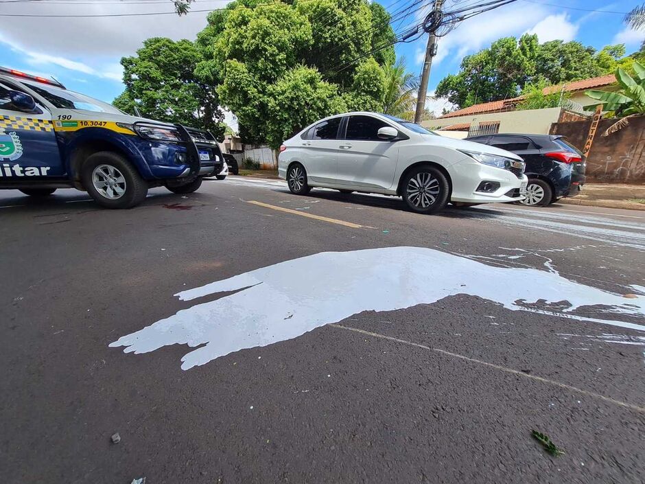 Motoentregador bate em carro e fica em estado grave em Campo Grande