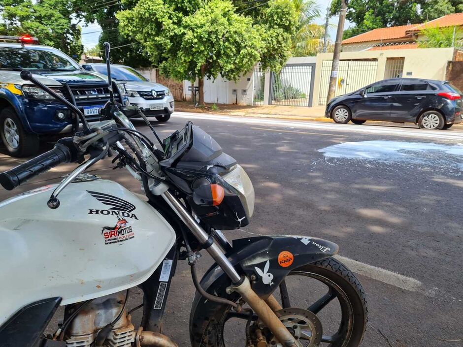 Motoentregador bate em carro e fica em estado grave em Campo Grande